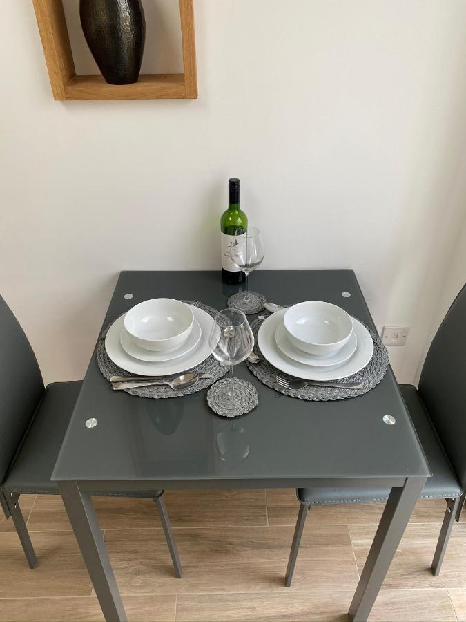 Lovely And Modern Studio Apartment. Borehamwood Exteriér fotografie