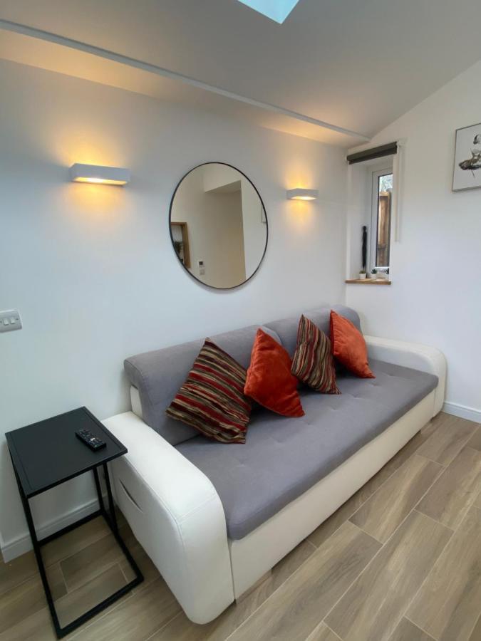 Lovely And Modern Studio Apartment. Borehamwood Exteriér fotografie