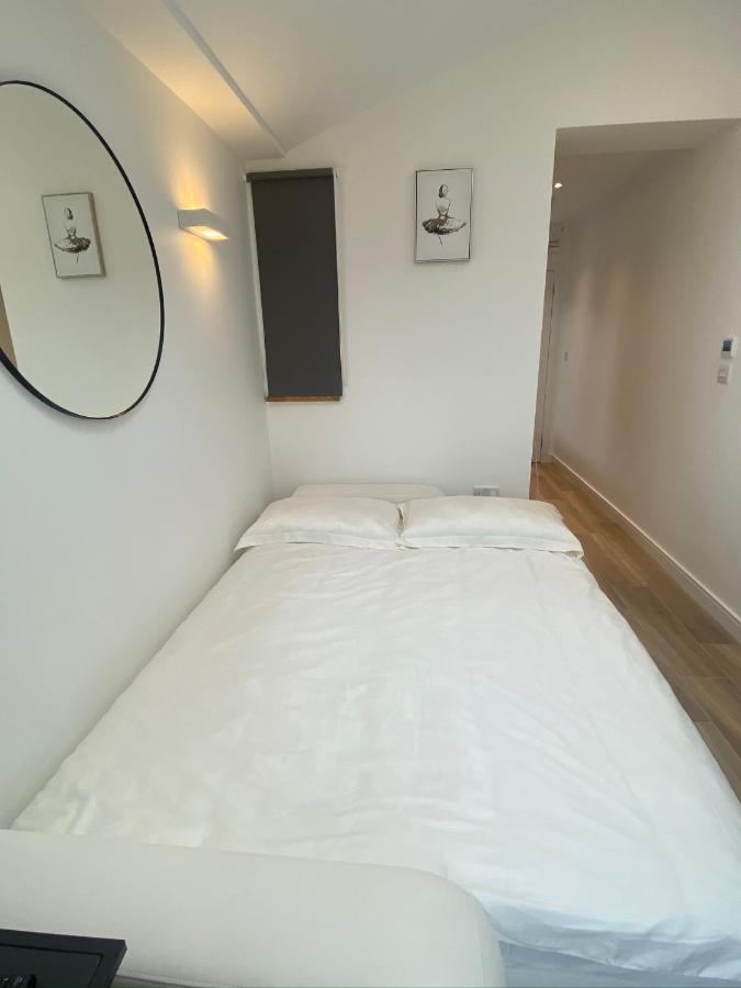 Lovely And Modern Studio Apartment. Borehamwood Exteriér fotografie
